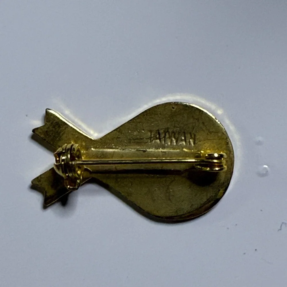 WIbC Achievement Award Pin Ribbon Brooch Lapel Pin Gold Tone‎ Taiwan